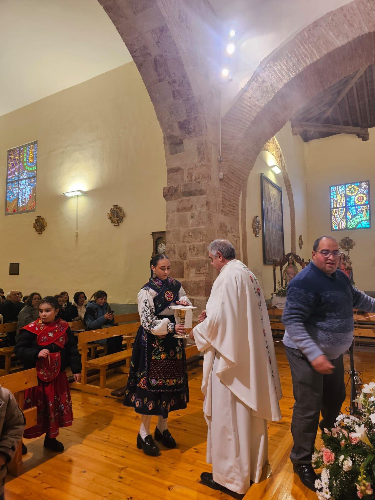 GALERÍA | Las águedas de Pajares salen procesión y bailan La Peregrina