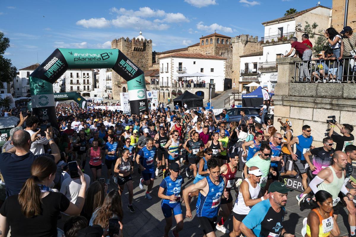 Las mejores imágenes de la Media Maratón de Cáceres