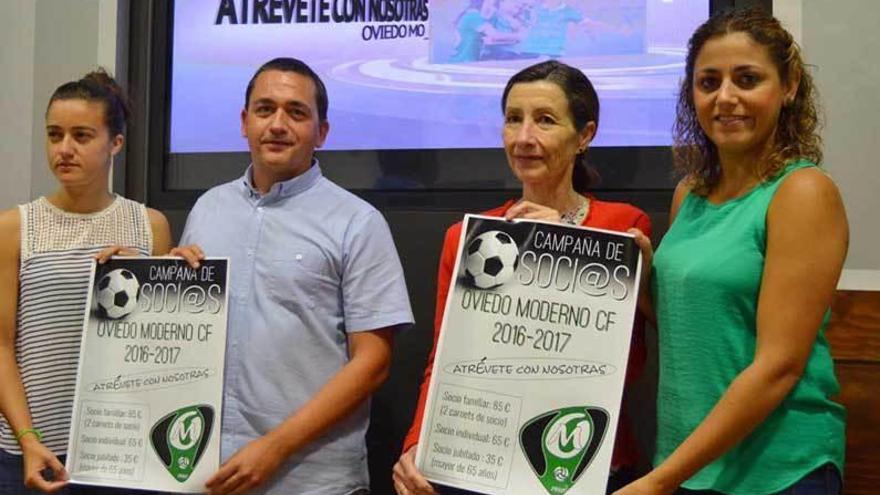 Beatriz Álvarez, a la derecha, en la presentación de la campaña de abonados del Moderno.