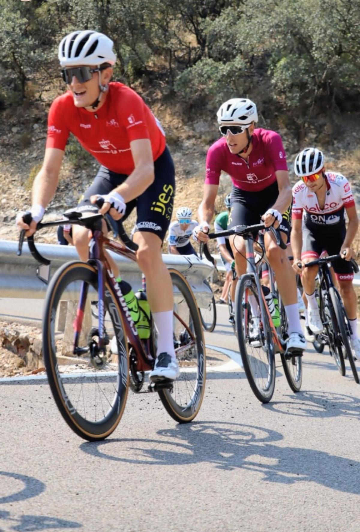 Ciclistas del equipo Highlevel de Xàtiva en una carrera.