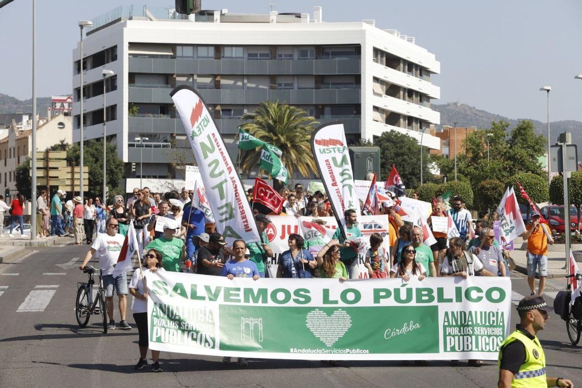 Cabecera de la manifestación, este sábado, a su salida de la plaza de las Tres Culturas.