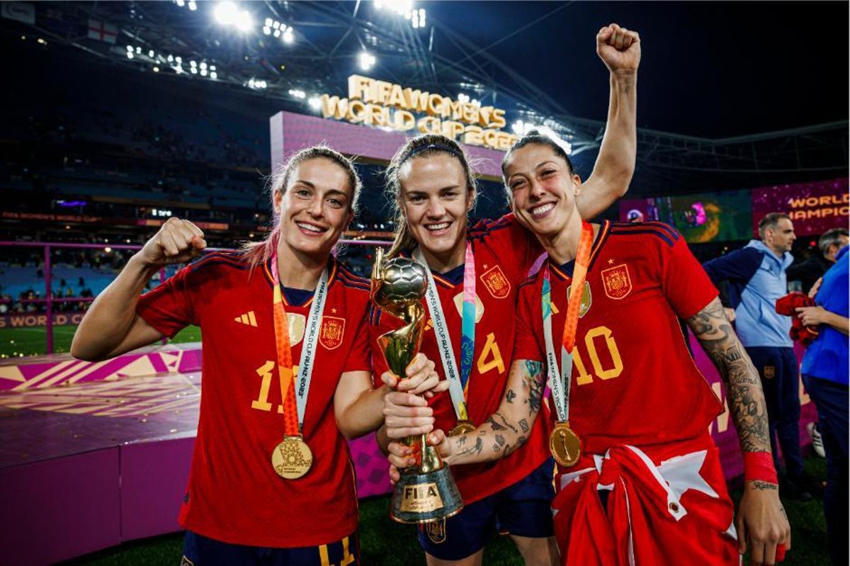 Las jugadoras de la selección española de fútbol femenino Alexia Putellas, Irene Parades y Jenni Hermoso posan con el trofeo del Campeonato del Mundo.
