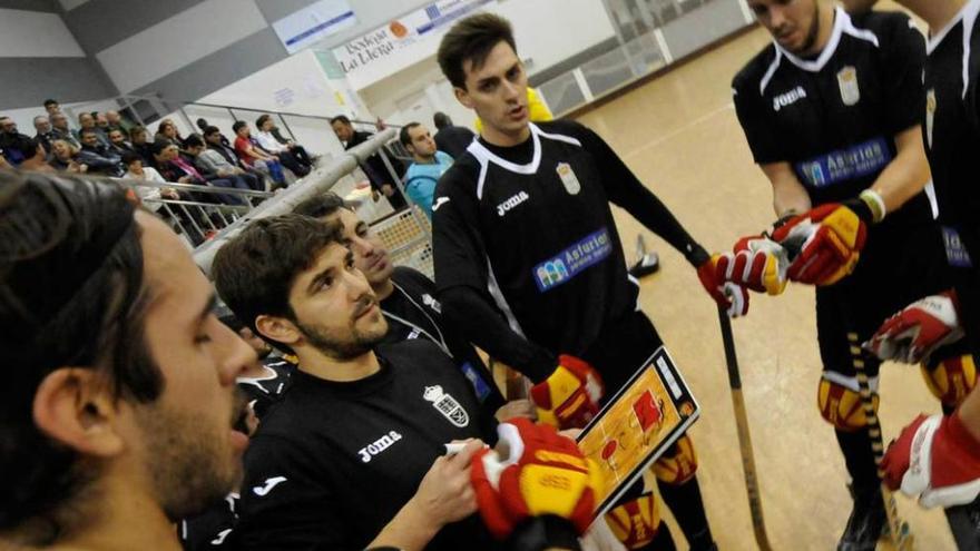 David Miranda, segundo por la izquierda, durante un tiempo muerto.