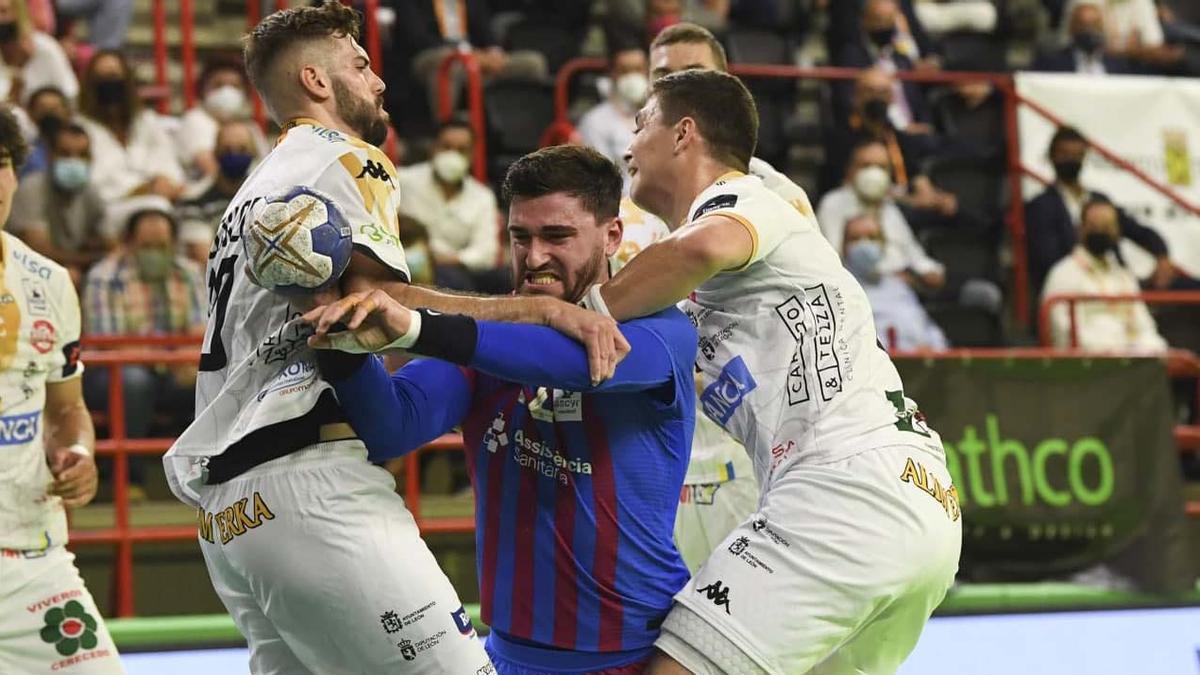 La defensa leonesa, cerrada en torno a Fàbregas