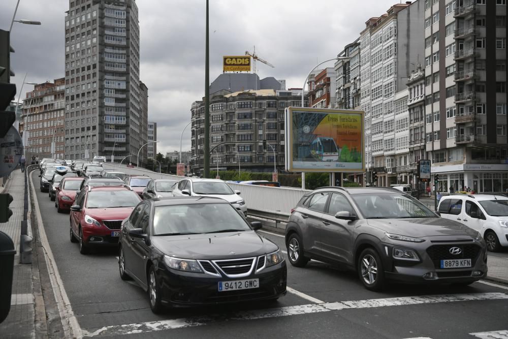 Atasco en Linares Rivas por las obras en un carril