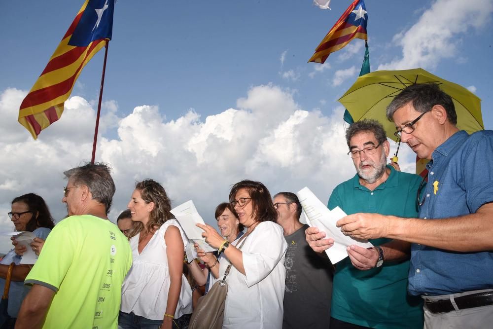 Celebració dels 52 anys de Jordi Turull a l'exterior de Lledoners