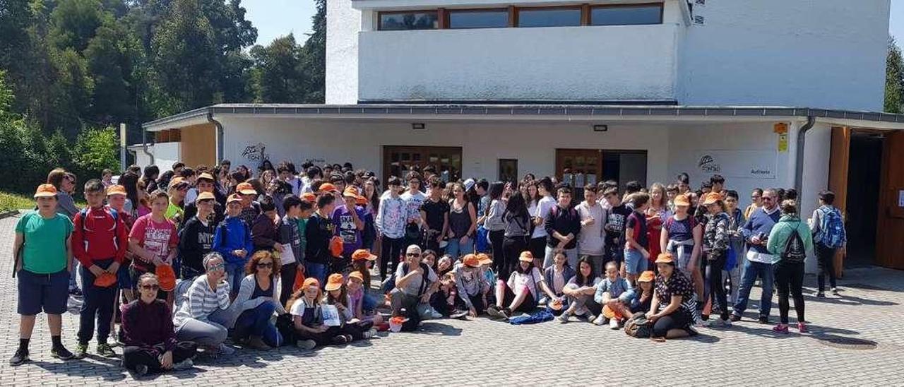 Los estudiantes del CEIP Carlos Casares y del instituto Castelao posan ante el Museo da Minería.