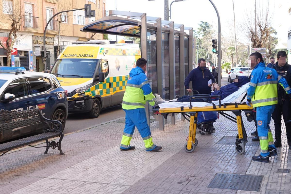La Policía Nacional durante la detención del hombre que se precipitó de un quinto piso en San Roque (Badajoz).