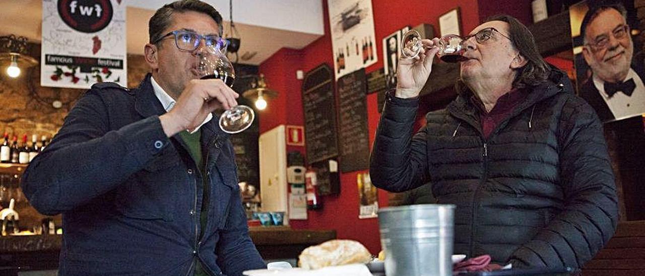 José Luis Pola y Alfonso Cándenas, ayer, en un bar de Avilés.