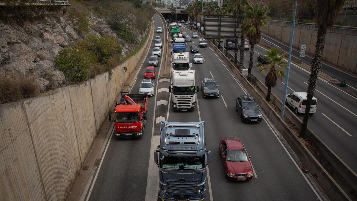 Los transportistas protestan en las Rondas de Barcelona.