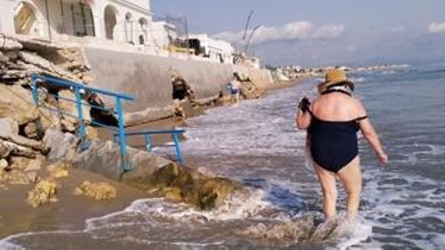 Los bañistas sortean obstáculos en las playas desaparecidas de Dénia