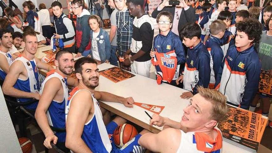 A la izquierda, los jugadores atienden a los niños para firmarles autógrafos. A la derecha, el técnico Tito Díaz, con las aficionadas.