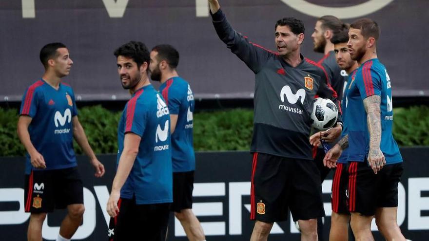 Hierro da instrucciones durante el entrenamiento de ayer, entre Isco y Sergio Ramos, con Lucas Vázquez, Carvajal, De Gea y Marco Asensio en segundo plano.