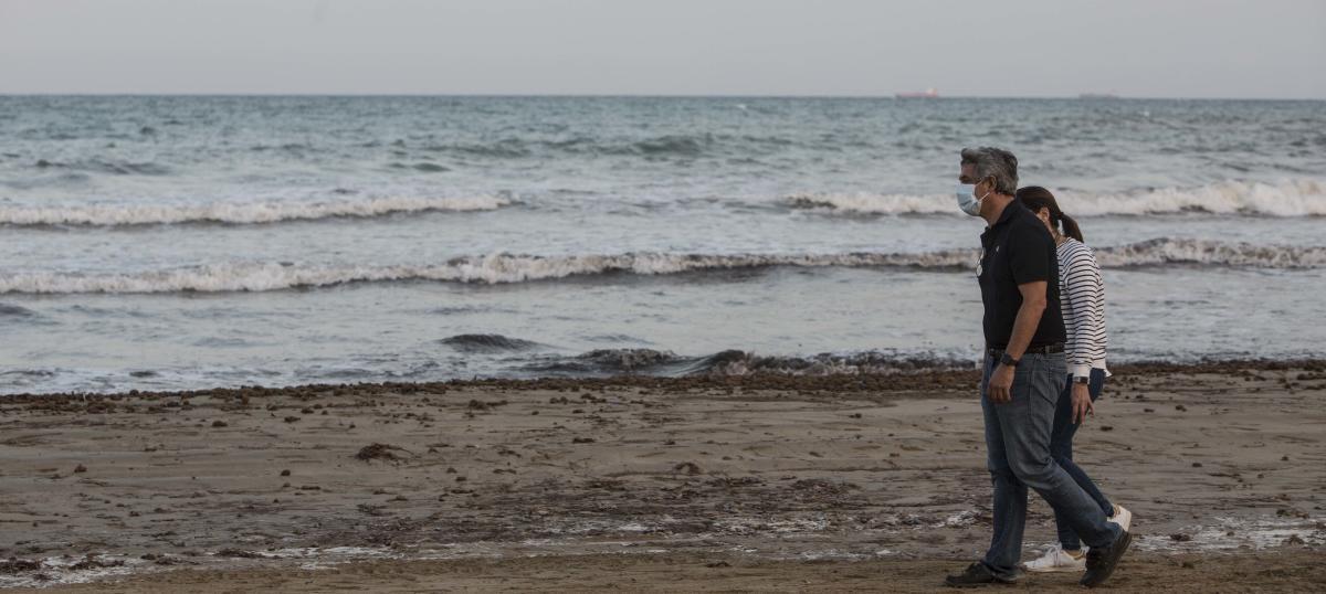 Paseantes en una playa de la provincia.