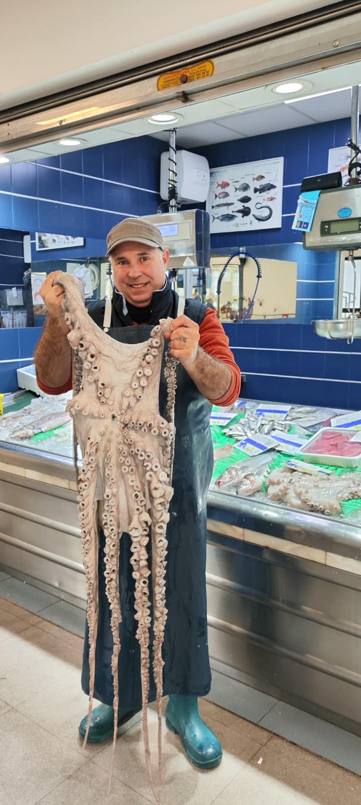 Roberto Mon con el ejemplar.