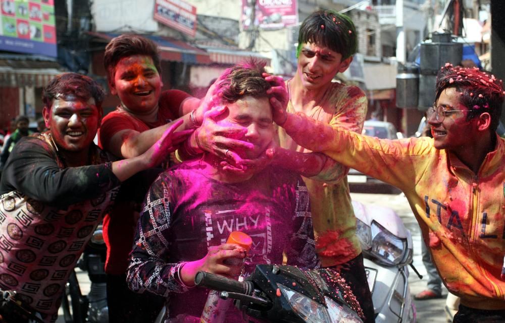 Explosión de color en el festival Holi en India