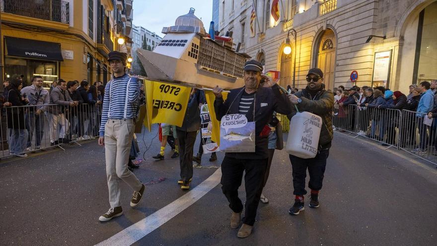 Jolgorio y crítica en sa Rua contra el impacto de cruceros, aviones o la crisis de vivienda en Palma