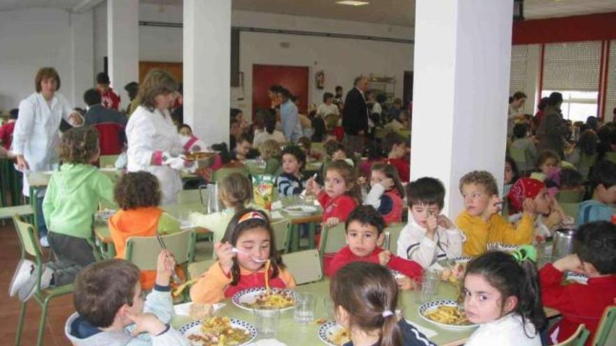 Niños en el comedor del colegio de A Rabadeira. / la opinión