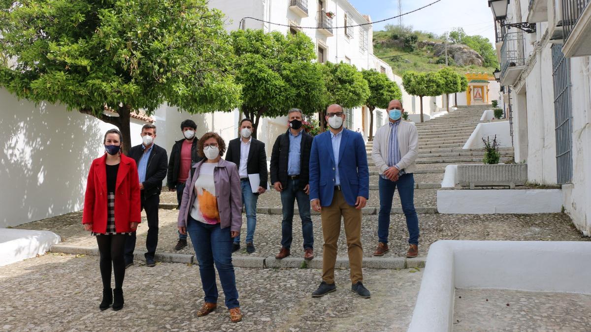 Miembros del grupo de IU en la Diputación con el alcalde de Carcabuey, durante su visita a la localidad.