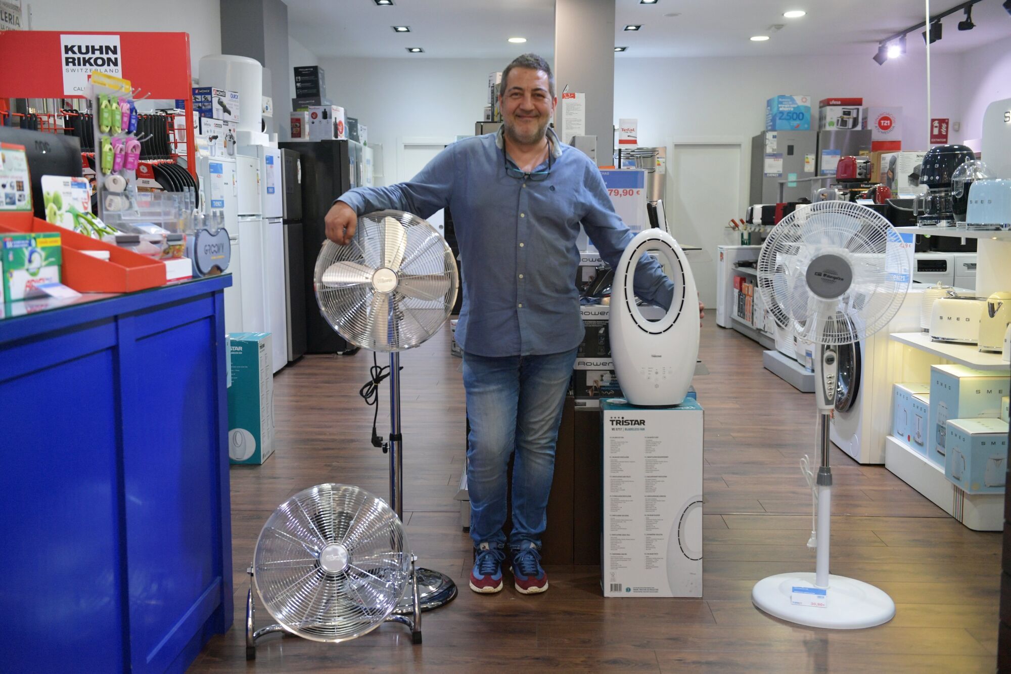 Antonio Rodríguez, en Tien21 con aires acondicionados y ventiladores