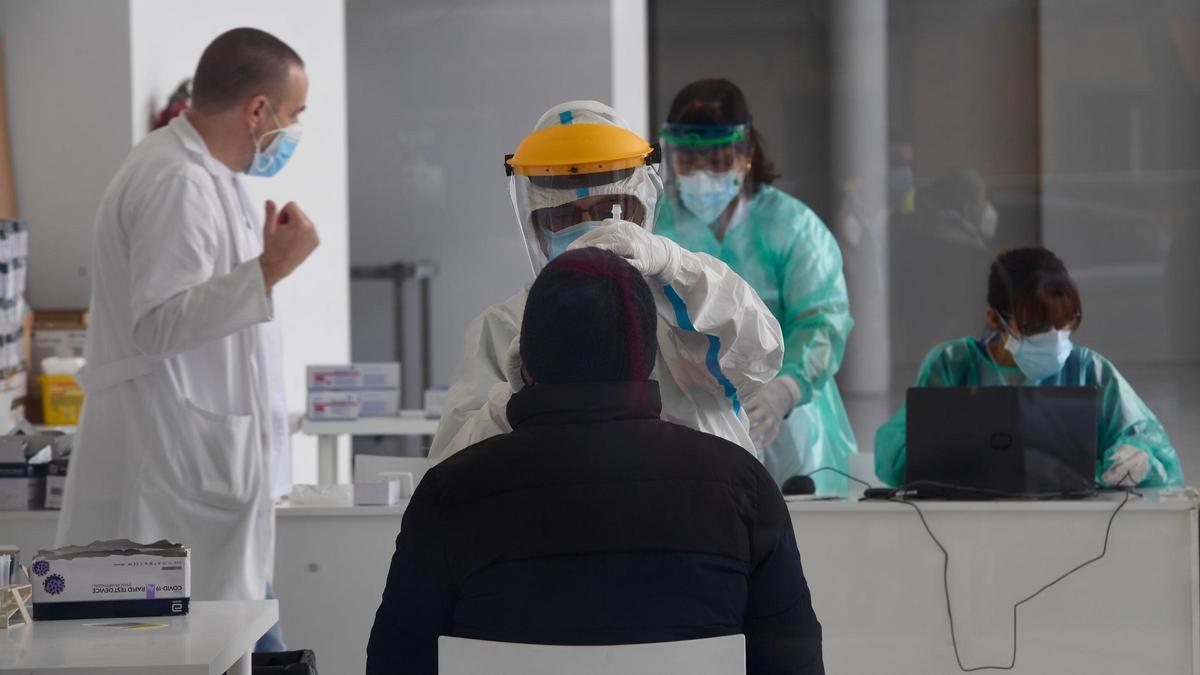 Sanitarios realizan test en el recinto para el cribado masivo de COVID en A Coruña. / Carlos Pardellas