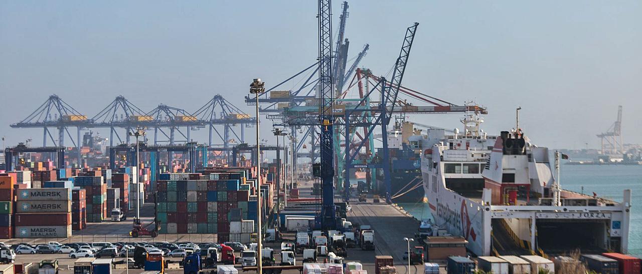 Vista general del muelle de Levante, donde está ubicada APM Terminals, del grupo Maersk. | EDUARDO RIPOLL