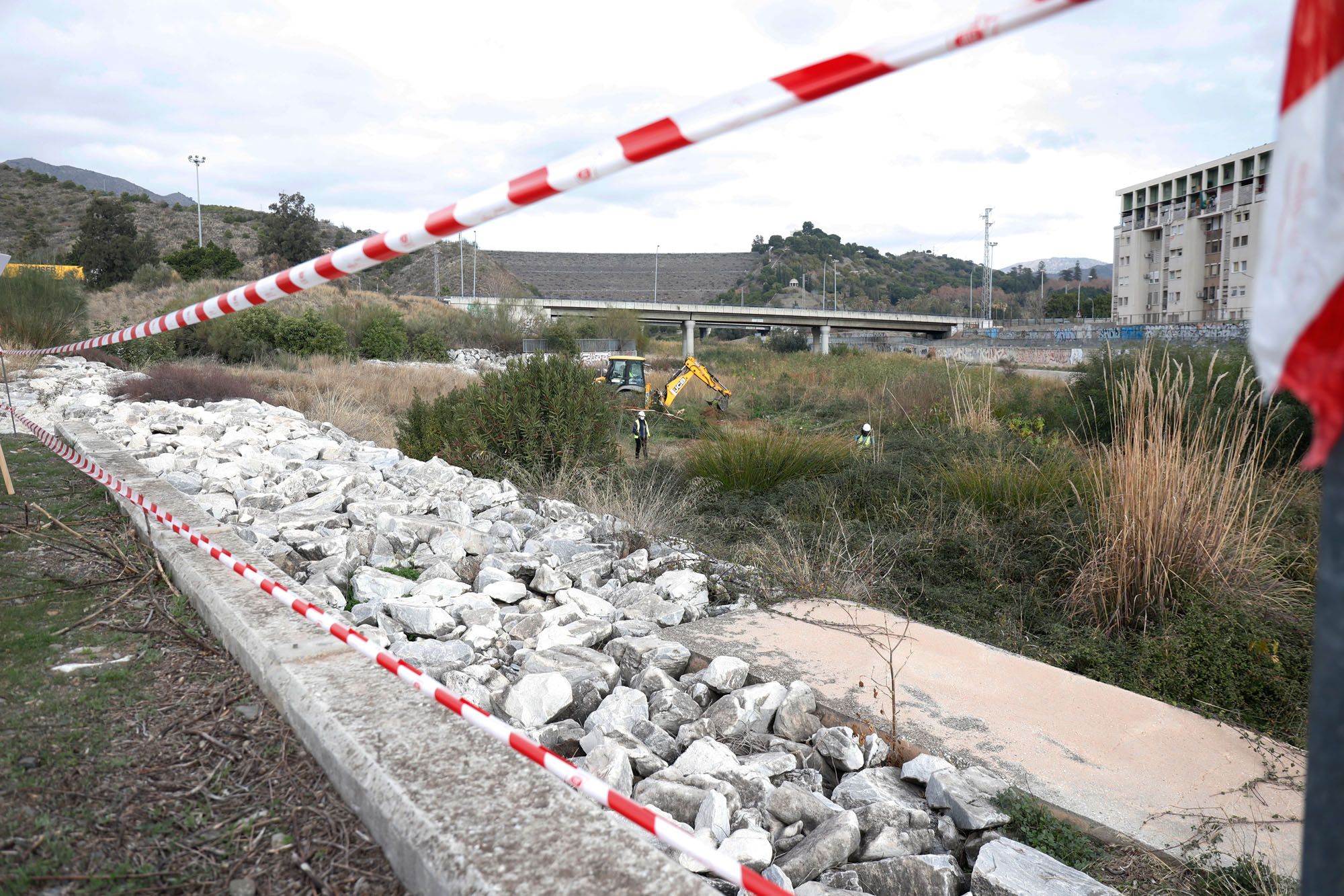 Inicio de la obra para crear un parque fluvial en el cauce del río Guadalmedina