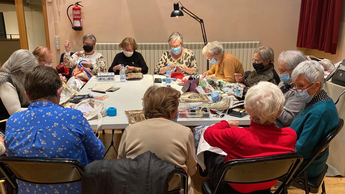 Pla obert d&#039;un grup de dones usuàries del Casal d&#039;Avis de Puigcerdà fent labors en una sala del Museu Cerdà. Imatge publicada el 23 de desembre de 2021. (Horitzontal)