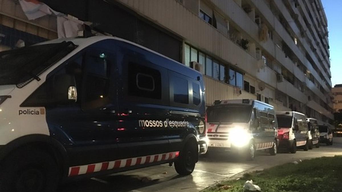 Furgonetas de los Mossos d'Esquadra en La Mina, esta madrugada.