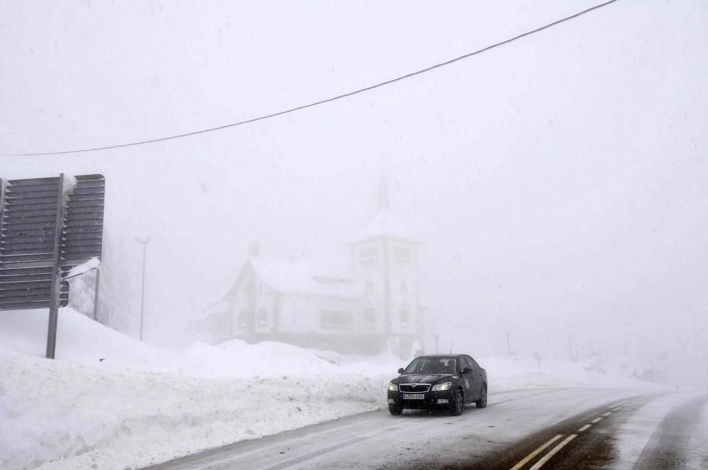 Temporal de nieve, este martes, en el puerto de Pajares