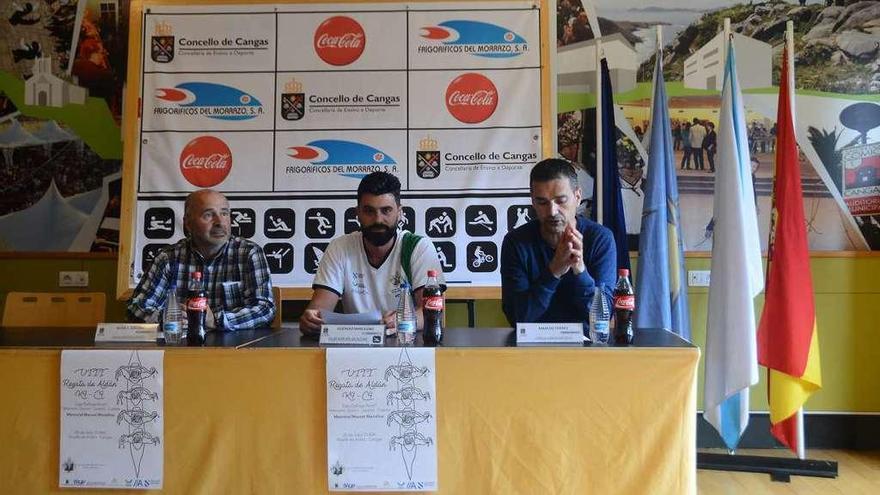 Xoán Chillón, Gustavo Marcelino y el técnico Marcos Torres durante la presentación. // Gonzalo Núñez