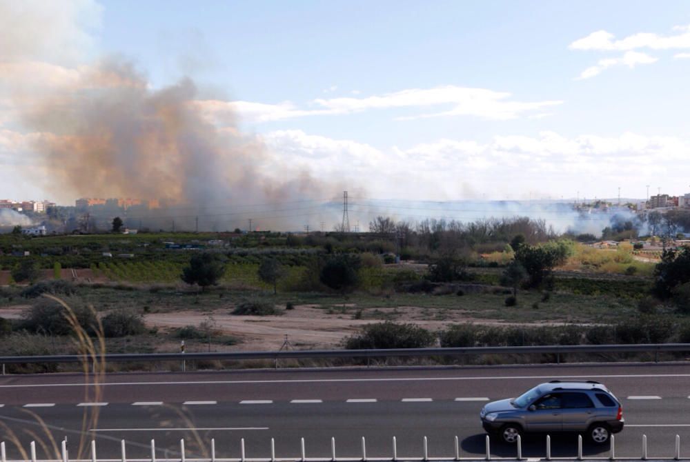 Incendio parque fluvial del Turia en Manises