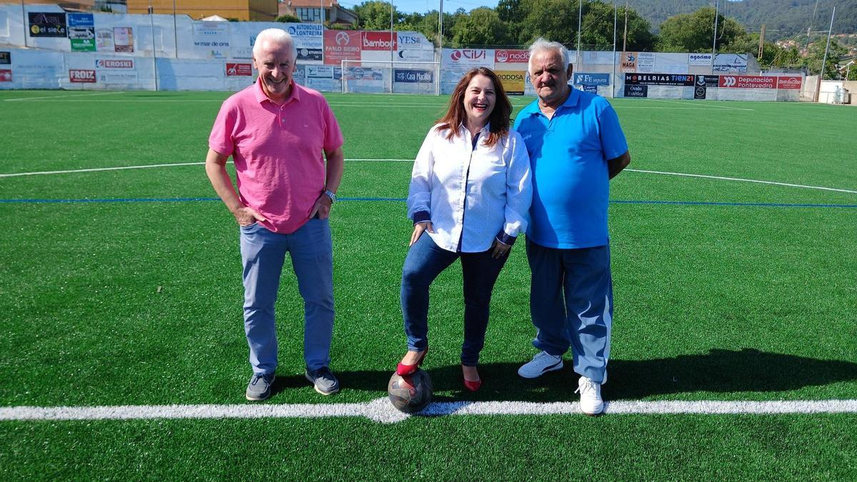 El presidente del Alondras, Rafa Outeiral, con la alcaldesa de Cangas, Araceli Gestido, y el concejal de Deportes, Eugenio González.