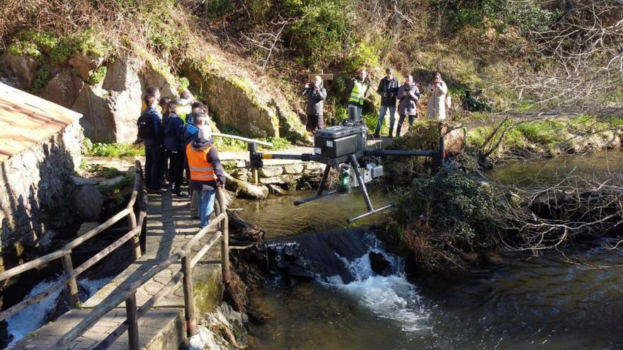 Os drons, como o que sobrevoa o río en primeiro plano, traballan estes días no Anllóns, en Bergantiños.  xunta