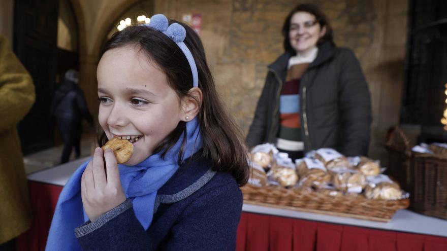 Oviedo cumple con la tradición de San Blas: colas para comprar sus deliciosas, y milagrosas,  rosquillas