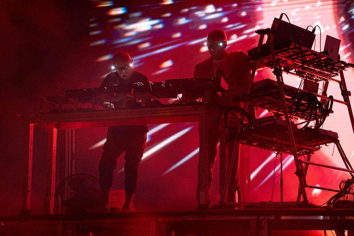 Orbital puso el broche de oro al concierto en la Plaza de España