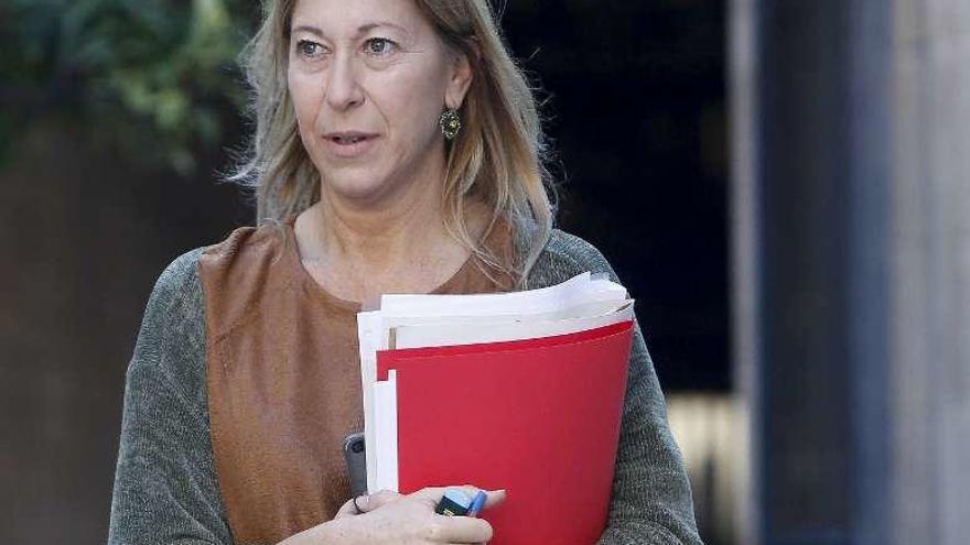 Neus Munté, a su llegada ayer a la reunión del Gobierno catalán. // Efe