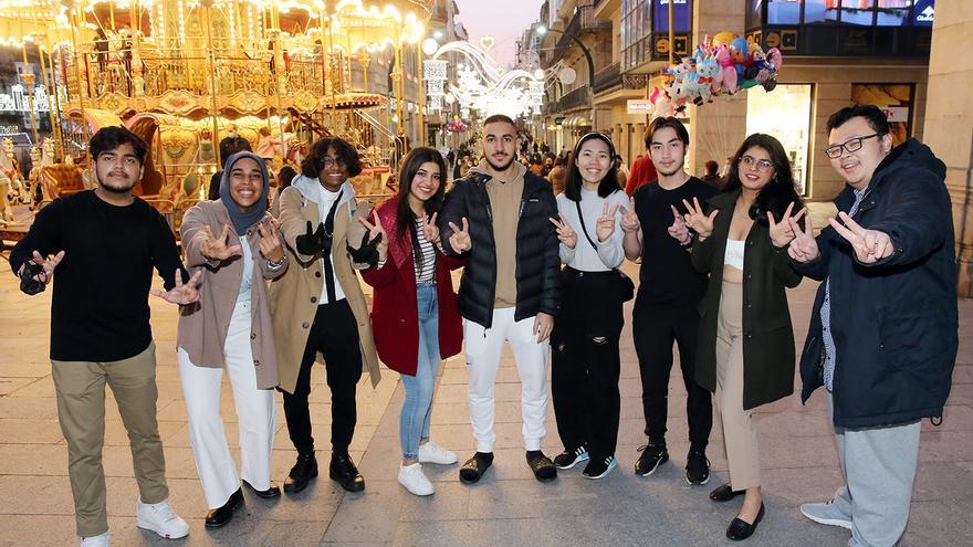 Los jóvenes estudiantes de Campus Spain felicitan las fiestas en su idioma natal desde el epicentro de la capital de las luces