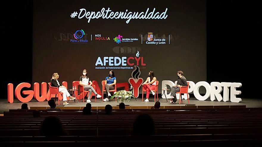 El público atiende a la charla entre las deportistas. | Ana R. Burrieza