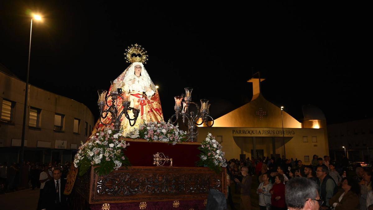 Salida: el paso de Nuestra Señora del Dulce Nombre de María con la parroquia de Jesús Obrero al fondo.