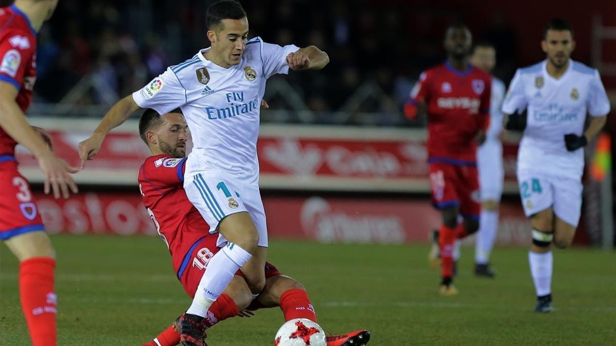 Lucas Vázquez se lleva el balón ante Sierra