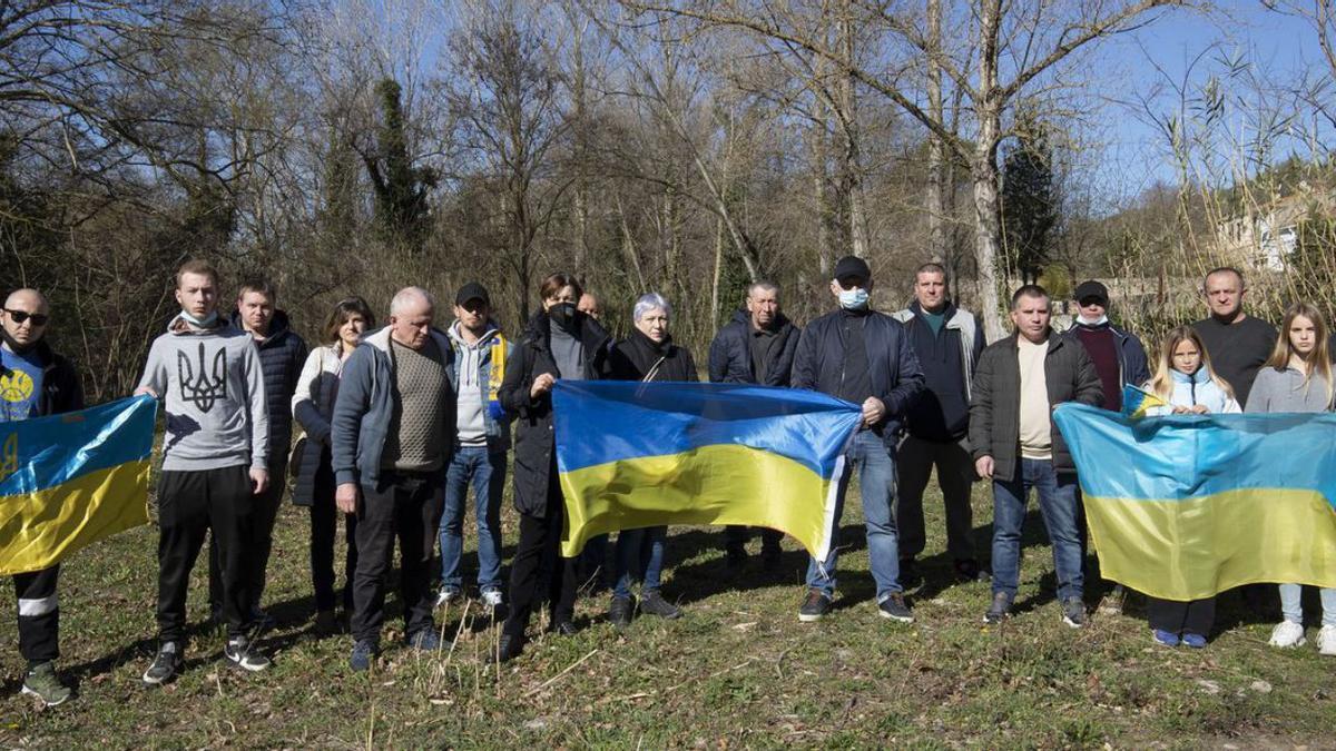 Una vintena d’ucraïnesos van concentrar-se, dissabte, a Pont de Molins