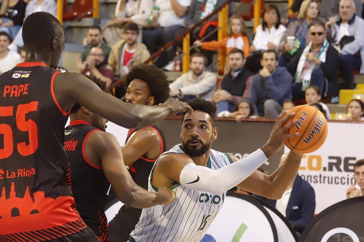 Kevin Schutte busca un pase.