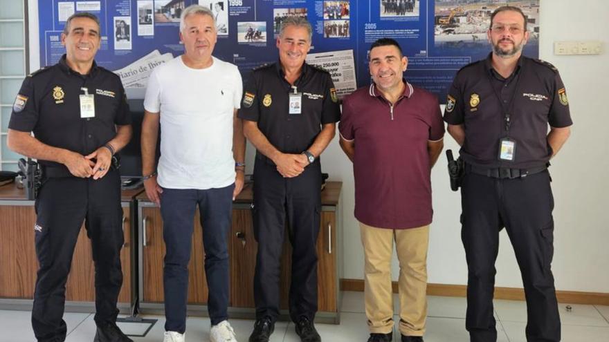 El comisario, con los representantes del sector del taxi. | CNP