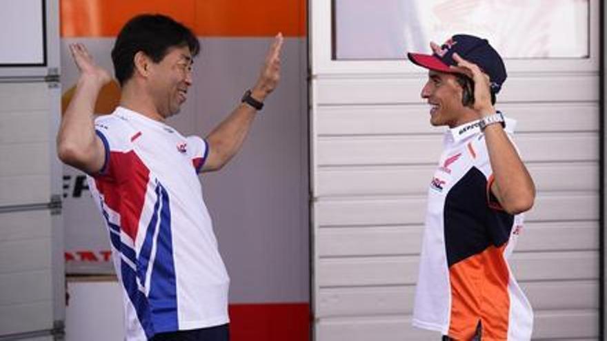 Marc Márquez le demuestra a Tetsuhiro Kuwata, uno de los jefes de Honda, en Spielberg, que su brazo derecho está ya totalmente curado.