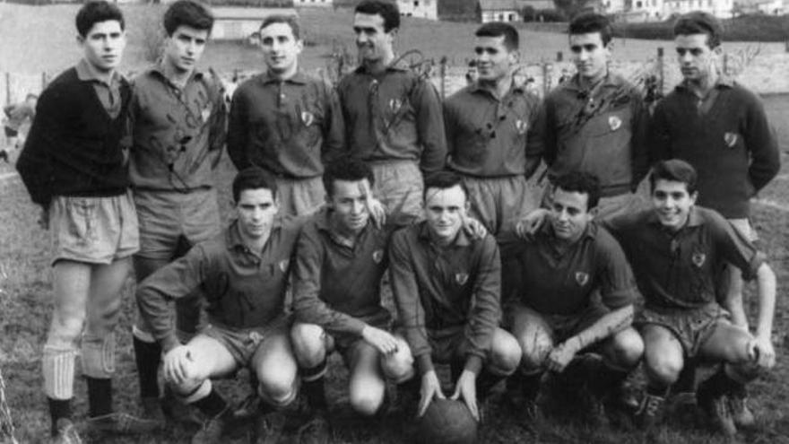 La formación del Astur que logró el ascenso a Primera regional hace 50 años en el campo de La Florida. De pie, Fanjul, José Luis, Quique, Ricardo, Santiago, Cima y Eduardo. Agachados, Cano, Cabal, Gelín, Cosme y Paquín.