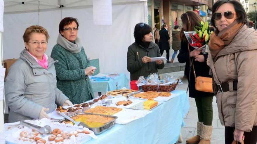 La carpa instalada ayer por Afasal en la Plaza de Galicia para recaudar fondos con destino a sus actividades.  // Noe Parga