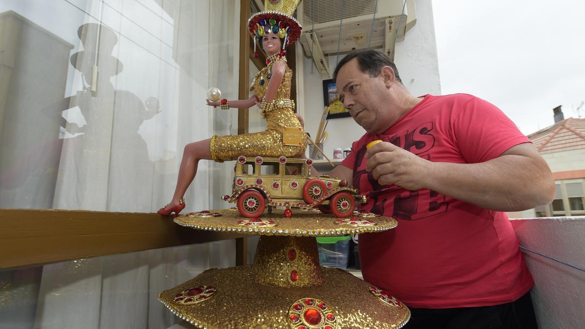 Alfonso García Camacho preparaba sus disfraces en su casa.