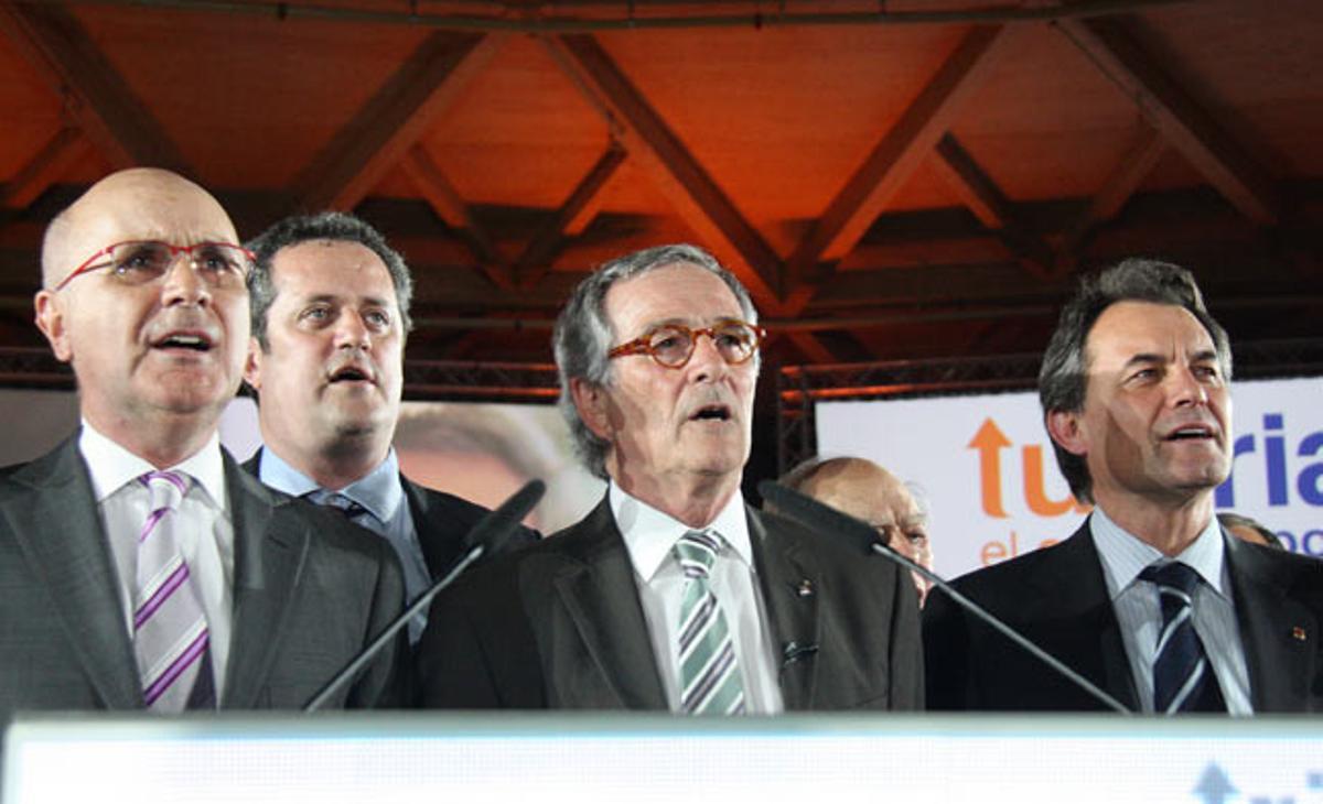 Xavier Trias, junto a Artur Mas i Josep Antoni Duran i Lleida, canta Els Segados en Las Arenas, donde CiU ha iniciado la campaña por Barcelona.