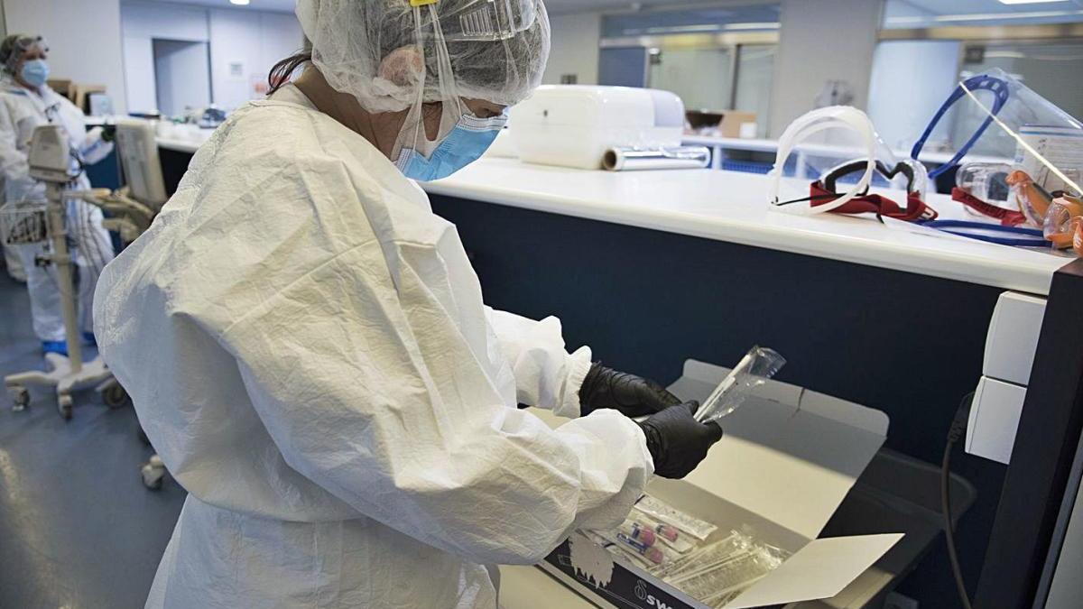 Preparació de material per fer una PCR a l&#039;hospital Sant Joan de Déu, de Manresa